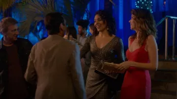 Adivina Vestido Metálico Wrap de Manga Larga usado por Carmen Díaz (Vanessa Rubio) como se ve en Cobra Kai (S05E09)