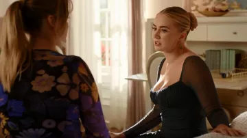 Autoportrait Robe à effet ruched portée par Amanda Carrington (Eliza Bennett) vue dans Dynasty (S05E22)