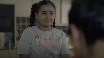 Camiseta impresa de H&M usada por Yasmin como se ve en Heartbreak High (S01E02)