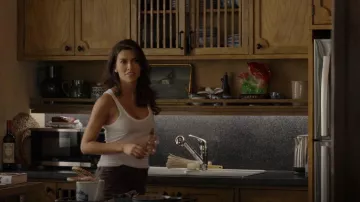 Espléndida camiseta sin mangas 1x1 usada por Lexi Vaziri (Sofia Pernas) como se ve en Blood & Treasure (S02E10)