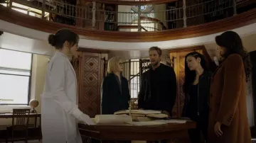 Acne Studios Onita Alpaca And Wool-blend Coat usado por Lexi Vaziri (Sofia Pernas) como se ve en Blood & Treasure (S02E10)