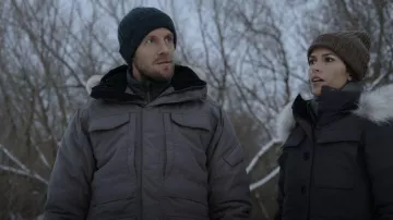 Fjallraven Nuuk Parka con adornos de piel sintética usados por Danny McNamara (Matt Barr) como se ve en Blood & Treasure (S02E10)