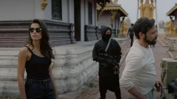 Camiseta sin mangas acanalada Cotton Citizen Verona usada por Lexi Vaziri (Sofia Pernas) como se ve en Blood & Treasure (S02E11)