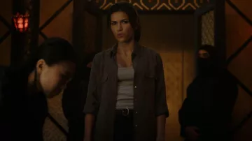 Espléndida camiseta sin mangas 1x1 usada por Lexi Vaziri (Sofia Pernas) como se ve en Blood & Treasure (S02E11)