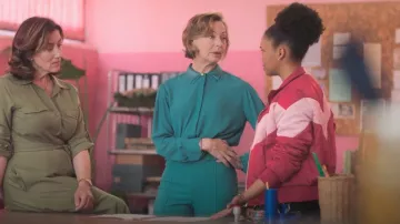 Forever 21 Puffer Jacket Red & Pink usado por Jessie September (Kylie Fisher) como se ve en Recipes for Love and Murder (S01E01)