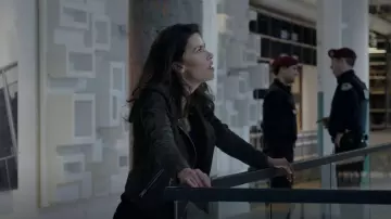 Allsaints Dalby Leather Jacket porté par Sofia Pernas comme on le voit dans Blood & Treasure(S02E11)