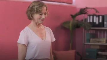 H&M Butterfly Sleeved Top usado por Hattie Wilson (Jennifer Steyn) como se ve en Recetas para el amor y el asesinato (S01E04)