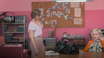 Veronica Beard Joda Jupe en tweed multicolore portée par Hattie Wilson (Jennifer Steyn) comme on le voit dans Recettes pour l’amour et le meurtre (S01E04)