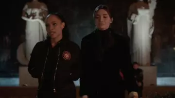 Bomber Jacket porté par Rose Hathaway (Sisi Stringer) tel que vu dans les tenues de la série télévisée Vampire Academy (saison 1 épisode 3)