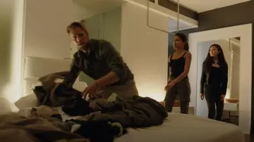 Jeans J Brand Houlihan portés par Lexi Vaziri (Sofia Pernas) vus dans Blood & Treasure (S02E05)