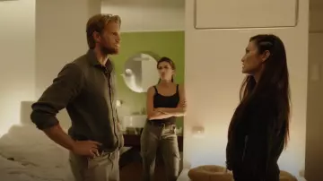 Débardeur côtelé Cotton Citizen Verona porté par Lexi Vaziri (Sofia Pernas) vu dans Blood & Treasure (S02E05)