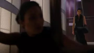 Lululemon Define Jacket porté par Lexi Vaziri (Sofia Pernas) vu dans Blood & Treasure (S02E05)