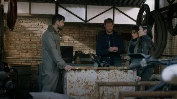 J Crew Wallace & Barnes Field Mechanic Jacket usado por Danny McNamara (Matt Barr) como se ve en Blood & Treasure (S02E06)
