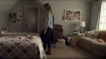 Ugg Australia Classic Short Boots porté par Lucy Albright (Grace Van Patten) comme on le voit dans Tell Me Lies (S01E01)