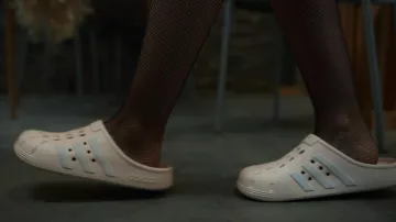 Sandalias Adidas Adilette Clog Slide usadas por Beatrix (Sadie Soverall) como se ve en la serie de televisión Fate: The Winx Saga (S02E01)