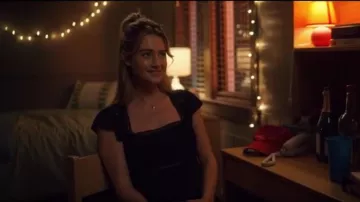 Tularosa Tinsley Mini Robe portée par Lucy Albright (Grace Van Patten) telle que vue dans Tell Me Lies (S01E01)
