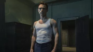 Camiseta blanca sin mangas usada por Walter (Thomas Doherty) como se ve en la película The Invitation