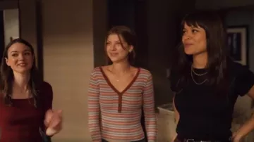 Madewell Fine Ribbed Henley Tee In Stripe porté par Bree (Catherine Missal) comme on le voit dans Tell Me Lies (S01E01)