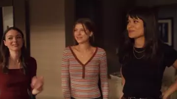 Madewell Fine Ribbed Henley Tee In Stripe porté par Bree (Catherine Missal) comme on le voit dans Tell Me Lies (S01E01)