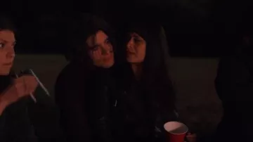 Chaqueta de cuero AllSaints Cargo usada por Pippa (Sonia Mena) como se ve en Tell Me Lies (S01E01)