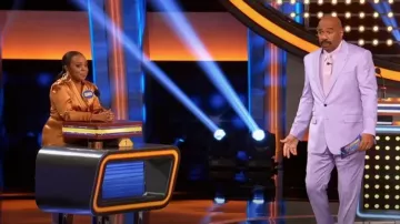 Zimmermann Silk Wrap Mini Vestido usado por Quinta Brunson como se ve en Celebrity Family Feud (S09E01)