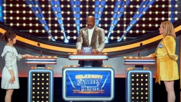 Philipp Plein Logo-plaque Velvet Blazer Robe portée par Lauren Ash comme on le voit dans Celebrity Family Feud (S08E08)