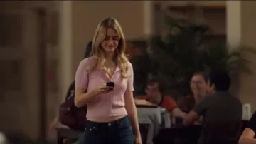 Sandro Leila Cardigan porté par Lucy Albright (Grace Van Patten) vu dans Tell Me Lies (S01E01)