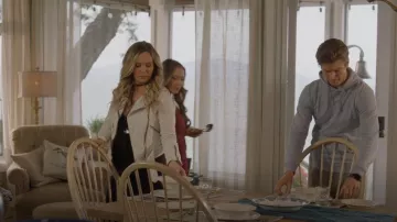 All Saints Balfern Leather Biker Jacket usado por Bree O'Brien (Emilie Ullerup) como se ve en Chesapeake Shores (S06E02)