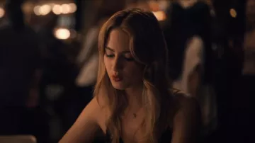 Collier pendentif Tiffany And Co Double Heart Tag porté par Lucy Albright (Grace Van Patten) vu dans Tell Me Lies (S01E02)