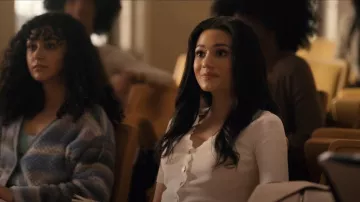 Cardigan Sandro Short-Sleeve Cropped porté par Diana (Alicia Crowder) vu dans Tell Me Lies (S01E03)
