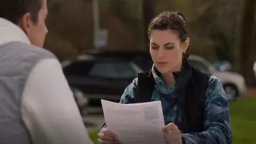 Lululemon Athletica Chale­co Lu­l­ule­mon Down For It All worn by Abby O'Brien-Winters (Meghan Ory) as seen in Chesapeake Shores (S06E03)