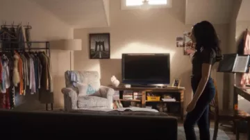 AG Jeans Farrah In Blue Basin porté par Diana (Alicia Crowder) vu dans Tell Me Lies (S01E03)