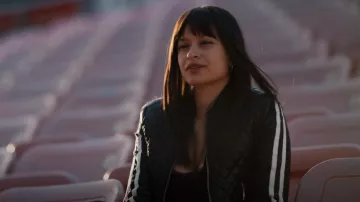 Bcbgmaxazria Morgan Chaqueta bomber acolchada usada por Pippa (Sonia Mena) como se ve en Tell Me Lies (S01E03)