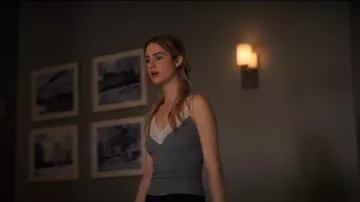 Hollister Slim Cami 3-Pack porté par Lucy Albright (Grace Van Patten) vu dans Tell Me Lies (S01E04)