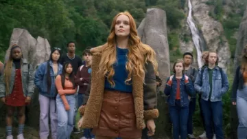Na-kd Faux Leather Avi­a­tor Coat in Brown worn by Bloom Peters (Abigail Cowen) as seen in Fate: The Winx Saga (S02E01)