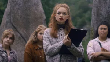 Sandro Jazy Contrast Collar Veste en tweed Laine-Lurex portée par Beatrix (Sadie Soverall) comme on le voit dans Fate: The Winx Saga (S02E01)