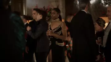 Chanel 1992 Runway Collection portée par Tatiana Vogel (Anita-Joy Uwajeh) vue dans Vampire Academy (S01E01)