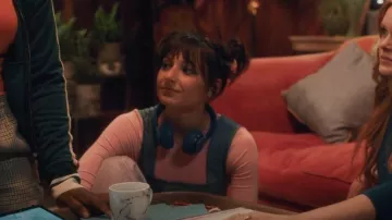 Puma Train­ing Evoknit Seam­less Long Sleeve Crop Top in Soft Pink worn by Musa (Elisha Applebaum) as seen in Fate: The Winx Saga (S02E01)