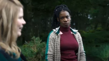 Wales Bonner Clarendon Track Top usado por Aisha (Precious Mustapha) como se ve en Fate: The Winx Saga (S02E01)
