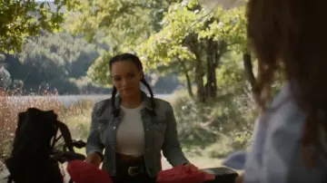 Balenciaga Ribbed Tee porté par Rose Hathaway (Sisi Stringer) vu dans Vampire Academy (S01E01)