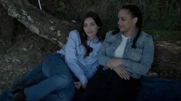 Mother Denim The Weekender Fray Jeans usados por Lissa Dragomir (Daniela Nieves) como se ve en Vampire Academy (S01E01)