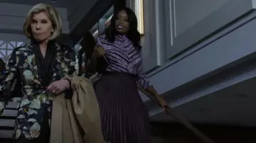 Jupe plissée en faux cuir Proenza Schouler portée par Liz Reddick (Audra McDonald) vue dans The Good Fight (S06E01)