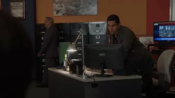 Veste bomber rembourrée AllSaints Lows en marron portée par Nick Torres (Wilmer Valderrama) vue dans NCIS (S20E01)