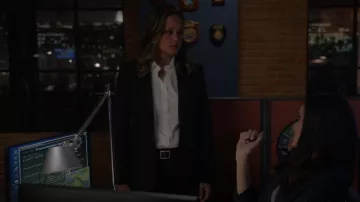 Theory Women’s Luxe Tenia Button Down Blouse porté par Jane Tennant (Vanessa Lachey) vu dans NCIS (S20E01)