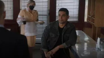 Veste Wrangler Classic Trucker portée par Nick Torres (Wilmer Valderrama) vue dans NCIS (S20E01)