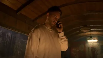 Sweat-shirt Reebok Classics porté par Vinnie (Joe Gilgun) vu dans Brassic (S04E01)