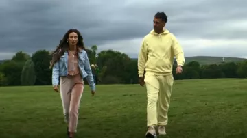 Fashionkilla Exclusive Coordinating Velour Sweatpants usados por Erin (Michelle Keegan) como se ve en Brassic (S04E02)