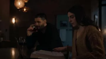 Ver Por Chloe Cable Knit Wool Blend Cardigan usado por Leslie Bell (Marianne Rendón) como se ve en In the Dark (S04E01)