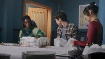 Suéter Argyle de Acne Studios usado por Aisha (Precious Mustapha) como se ve en Fate: The Winx Saga (S02E03)