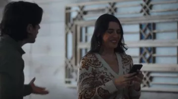 Mango Paisley Print Cardigan usado por Leslie Bell (Marianne Rendón) como se ve en In the Dark (S04E01)